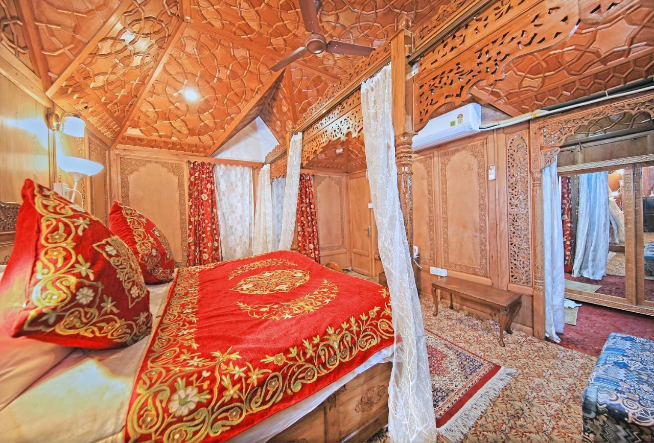 Отель Kolu Group Of Houseboats Сринагар Экстерьер фото