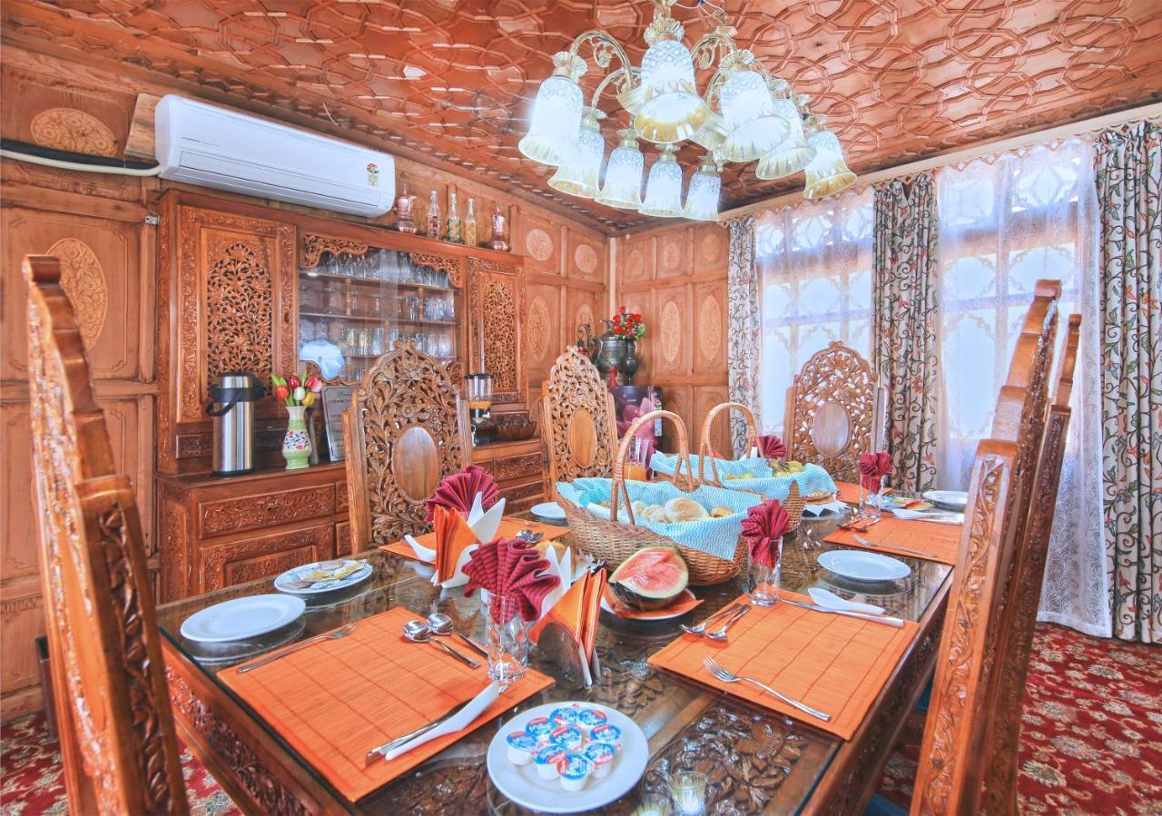 Отель Kolu Group Of Houseboats Сринагар Экстерьер фото