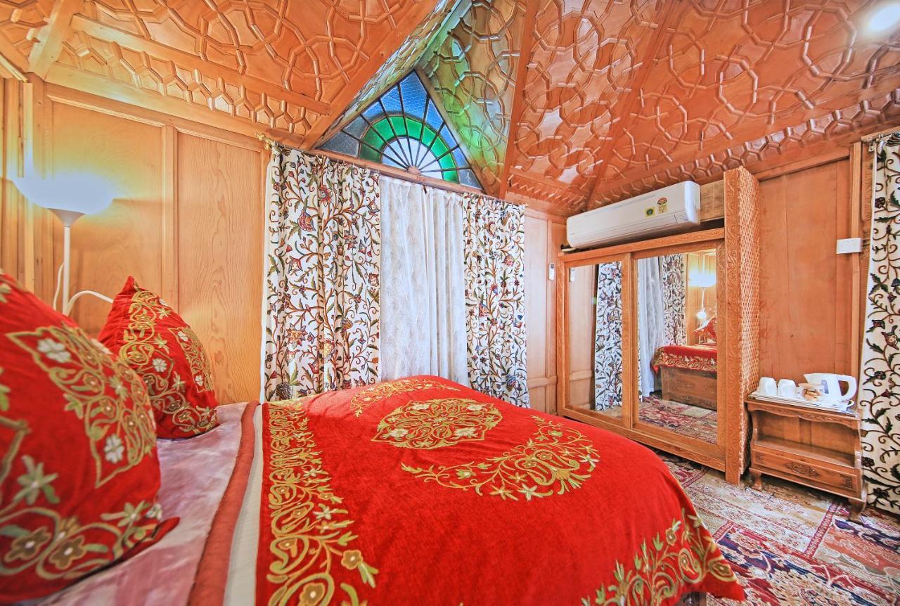 Отель Kolu Group Of Houseboats Сринагар Экстерьер фото