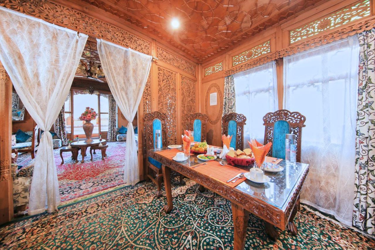 Отель Kolu Group Of Houseboats Сринагар Экстерьер фото