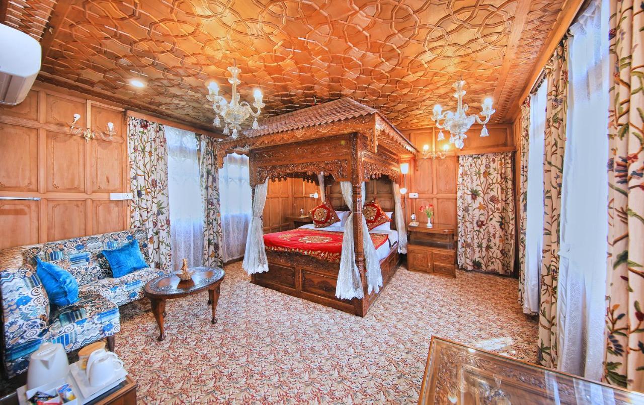 Отель Kolu Group Of Houseboats Сринагар Экстерьер фото