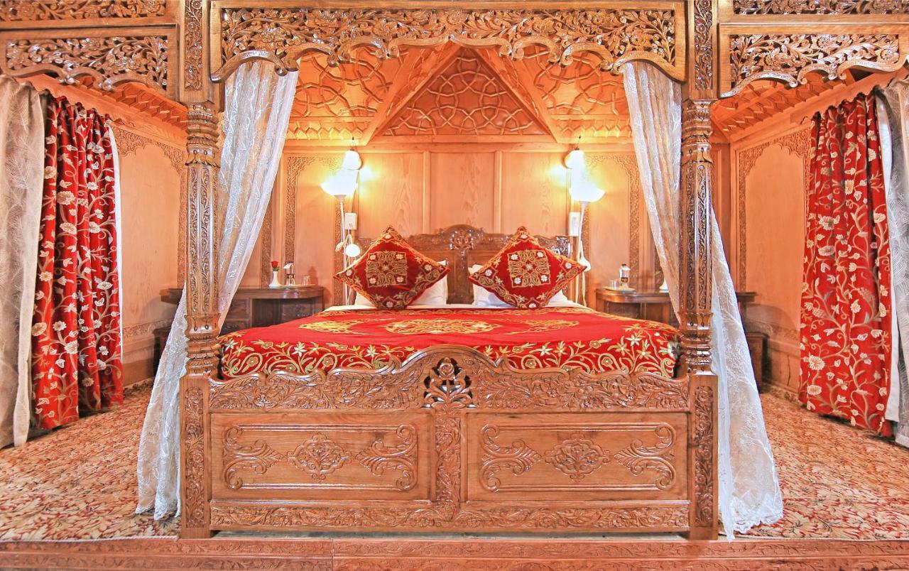 Отель Kolu Group Of Houseboats Сринагар Экстерьер фото
